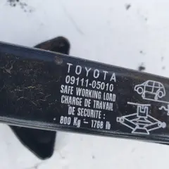 Lewarek do Toyoty Yaris, z oznaczeniem 09111-05010 i maksymalnym udźwigiem 800 kg.