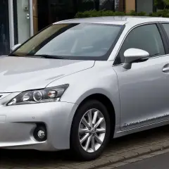 Srebrny Lexus 200h zaparkowany przed budynkiem. Elegancki, nowoczesny design.