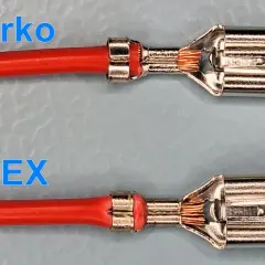 Dwa zaciśnięte konektory kablowe. Górny z napisem "Erko", dolny z "BEX". Pokazują, jak zacisnąć konektor bez zaciskarki.