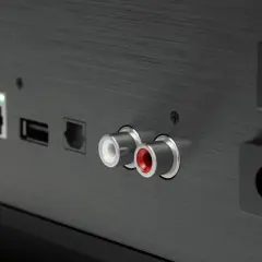 Widok z tyłu urządzenia: złącza HDMI, Ethernet, USB, RCA (białe i czerwone) oraz gniazdo zasilania. Tak wygląda wejście aux.