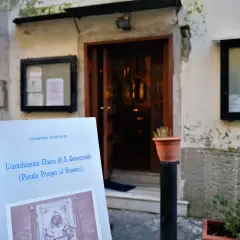 Un cartello annuncia "L'antichissima Chiesa di S. Gennariello (Piccola Pompei al Vomero)" davanti a un ingresso antico.