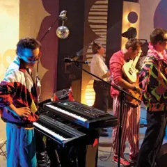 Zespół grający disco polo lata 80 90. Kolorowe stroje, syntezatory i gitara tworzą klimat tamtych lat.
