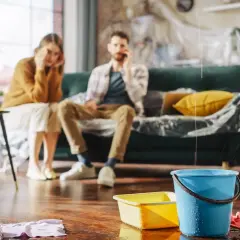 Para zmartwiona, woda kapie z sufitu do wiadra. Rozważają pozew o odszkodowanie za zniszczenie mieszkania.
