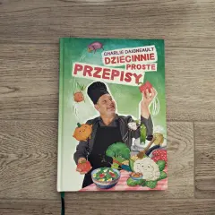 Książka "Dziecinnie proste przepisy" Charlie'ego Daigneaulta. Pokazuje, co może ugotować 10 latka, z zabawnymi warzywami i szefem kuchni.