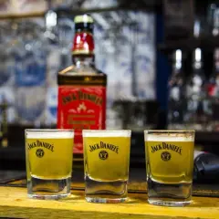 Najlepsze przepisy na drinki z Jack Daniel's cynamonowy, które zaskoczą