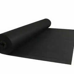 Czarna flizelina na rolce, rozwijająca się na białym tle. Idealna do ogrodu lub prac budowlanych.