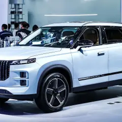 Jasnoniebieski SUV z pionową atrapą chłodnicy i napisem J7 PHEV. To nowa marka na j.