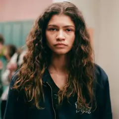 Rüya gibi bir an, belki de "euphoria staffel 3" için bir hazırlık. Zendaya'nın dalgalı saçları ve düşünceli bakışları, okul koridorunda bir hikaye anlatıyor.