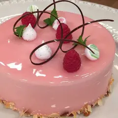Rosa tårta med spegelglasyr, hallon och maräng. Ett perfekt mirror glaze recept för en festlig dessert.