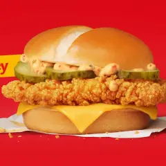 Spicy McChicken z chrupiącym kurczakiem, serem i piklami. Zastanawiasz się nad mcchicken kcal?