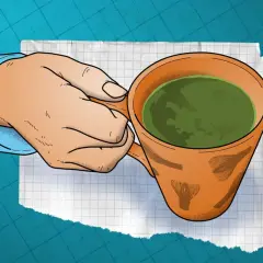 En hand håller en kopp grönt te. Finns det koffein i te? Ja, det gör det, men mindre än i kaffe.