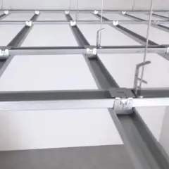 Metalowa konstrukcja podwieszanego sufitu w salonie, gotowa do montażu paneli.