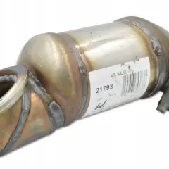 Metalowy katalizator samochodowy z widocznymi spoinami i etykietą z numerem 21793.