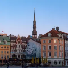 Ratusz i kamienice Starego Miasta w Rydze z wieżą kościoła św. Piotra.