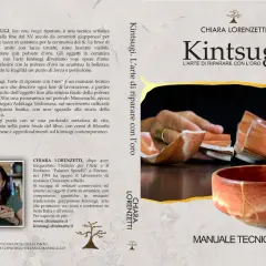 Copertina libro "Kintsugi. L'arte di riparare con l'oro", che illustra la **tecnica kintsugi** di riparazione di ceramiche rotte con polvere d'oro.