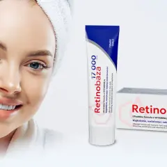 Uśmiechnięta kobieta z ręcznikiem na głowie aplikuje krem Retinobaza 17 000 na twarz. Produkt do wygładzenia i rewitalizacji skóry.