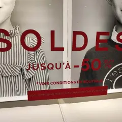 Grandes soldes d'été jusqu'à -50% sur les vêtements. Profitez-en !