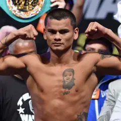 Boxaren Marcos Maidana visar upp sina muskler med en WBC-bälte över axeln.