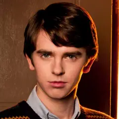 Freddie Highmore w serialu "The Good Doctor" i innych filmach. Jego role w serialach i programach telewizyjnych zapadają w pamięć.