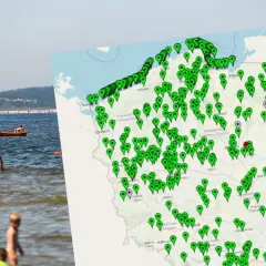 Ludzie kąpiący się w Bałtyku, obok mapa Polski z zaznaczonymi punktami, być może informującymi o występowaniu glonów w Bałtyku.