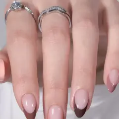 Fina naglar med mjuk fransk manikyr i rosa och brunt. Perfekt naglar inspiration vår för en fräsch look.