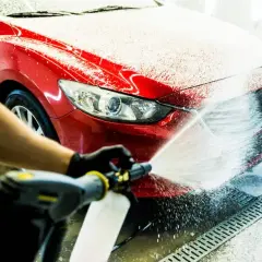 Aktywna piana na myjni: jak myć auto, by lśniło bez zacieków?