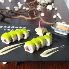 Sushi z zielonym ikrą, podane z wasabi, marynowanym imbirem do sushi i sosem.