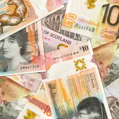 Szkockie banknoty dziesięciofuntowe. GBP, jaka to waluta? To funty szterlingi, używane w Szkocji.