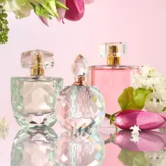 Eleganckie flakony perfum i kwiaty. Zastanawiasz się, ile kosztują perfumy?