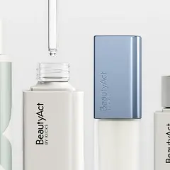 BeautyAct-flaskor med pipett och en blå hylsa. Perfekt för din dagliga rutin med en isroller för ansiktet.