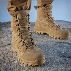 Beżowe buty taktyczne na kamienistym podłożu. Nawet jeśli uwierający szew w bucie nie przeszkadza, to te buty zapewnią komfort.