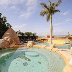 Disfruta de un día soleado en Vera con piscinas, palmeras y un ambiente relajado. ¡Perfecto para saber qué hacer en Vera!
