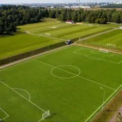 Boisko żak, idealne do treningów, z zaznaczonymi wymiarami i pełnym wyposażeniem.