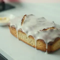 Najłatwiejsza babka drożdżowa z lukrem spływającym po bokach. Idealna na szybkie śniadanie lub deser.