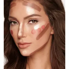 Ecco come si fa il contouring: strisce di fondotinta scuro e chiaro sul viso per scolpire i tratti.