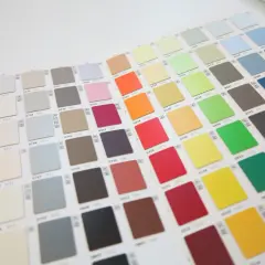 Un nuancier de peinture présente une large gamme de couleurs vives et pastel, parfait pour choisir la teinte idéale.