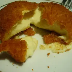 Pyszny camembert w panierce, z którego wypływa gorący, ciągnący się ser. Idealna przekąska na ciepło.