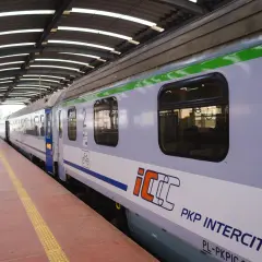 Pociąg PKP Intercity na peronie, widok z boku.