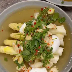 Vit sparris i en buljong med hackad chili, vitlök och koriander. Ett enkelt och gott vit sparris recept.