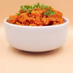 Aromaticzny ryż z curry, doprawiony świeżą kolendrą, kusi apetycznym kolorem.