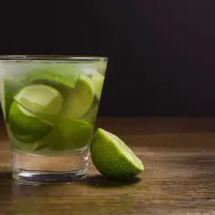 Jak zrobić drinki z grenadyną? Przepisy i efektowne warstwy