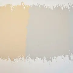 Échantillons de peinture sur un mur texturé, montrant 2 ou 3 couches de peinture dans des tons de beige et de gris. Un pinceau est visible à droite.