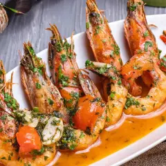 Camarones jugosos en salsa de tomate y ajo, un festín digno de una parroseta San José.
