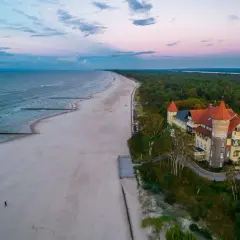 Piękna plaża i zamek nad morzem. Idealne miejsce, gdzie jechać w niedzielę na spacer i podziwianie widoków.
