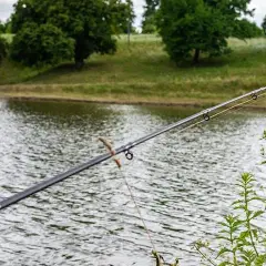 Czy wędką spinningową można łowić na spławik? Sprawdź zalety i techniki