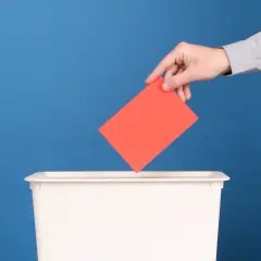 Demokracja semibezpośrednia: jak zmienia sposób podejmowania decyzji
