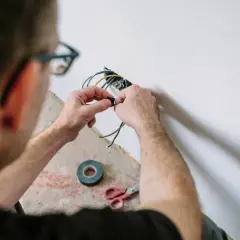 Czy elektryk może pracować sam? Oto co musisz wiedzieć o przepisach
