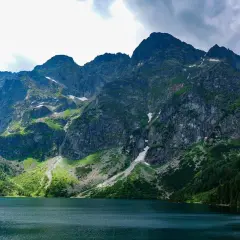 Jezioro Morskie Oko u stóp skalistych szczytów Tatr. To jeden z najpiękniejszych zakątków na liście parków narodowych w Polsce.