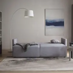 Jasne ściany idealnie komponują się z szarymi meblami, tworząc spokojną i elegancką przestrzeń.