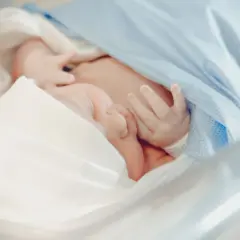 Nowe życie, delikatne rączki i nóżki otulone w białe i niebieskie tkaniny. To moment po zabiegu Credégo, pełen nadziei.